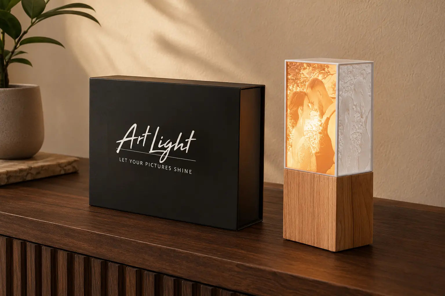 Geschlossene schwarze ArtLight Geschenkbox neben einer leuchtenden Fotolampe