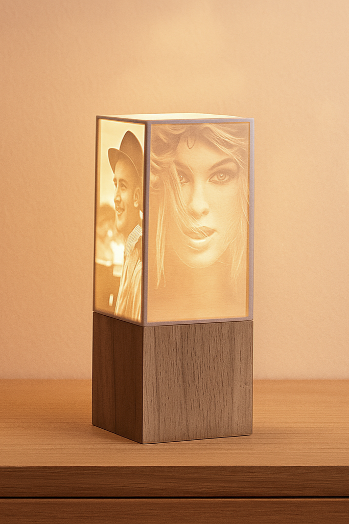 Personalisierte ArtLight Fotolampe mit eigenen Fotomotiven auf Massivholzfuß