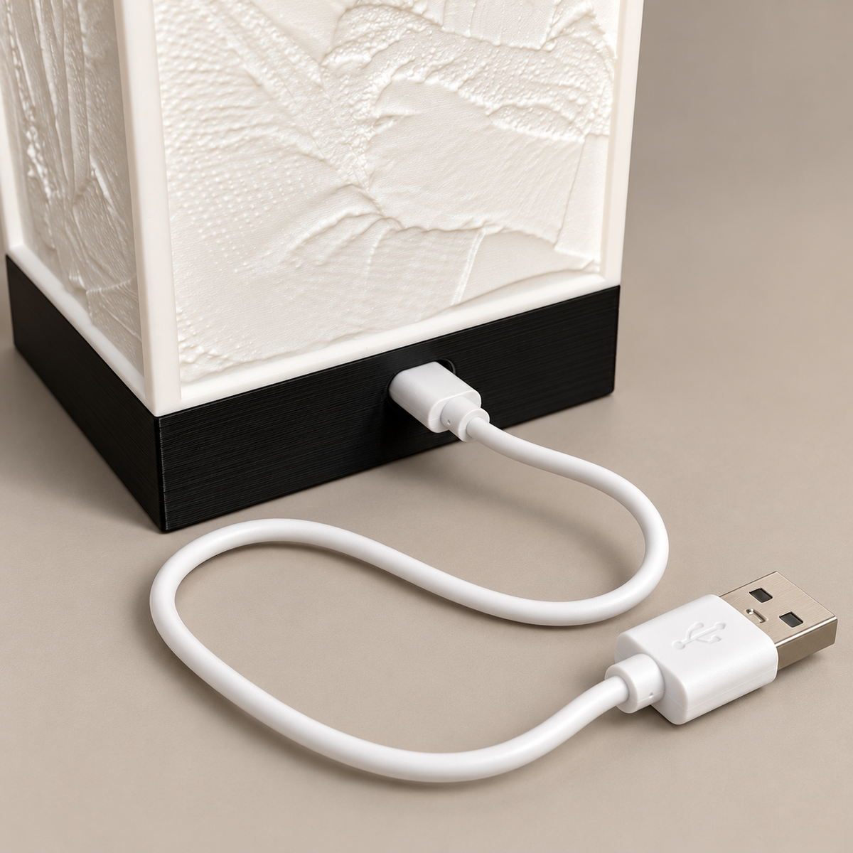 ArtLight Foto-Würfel beim Laden mit USB-Kabel