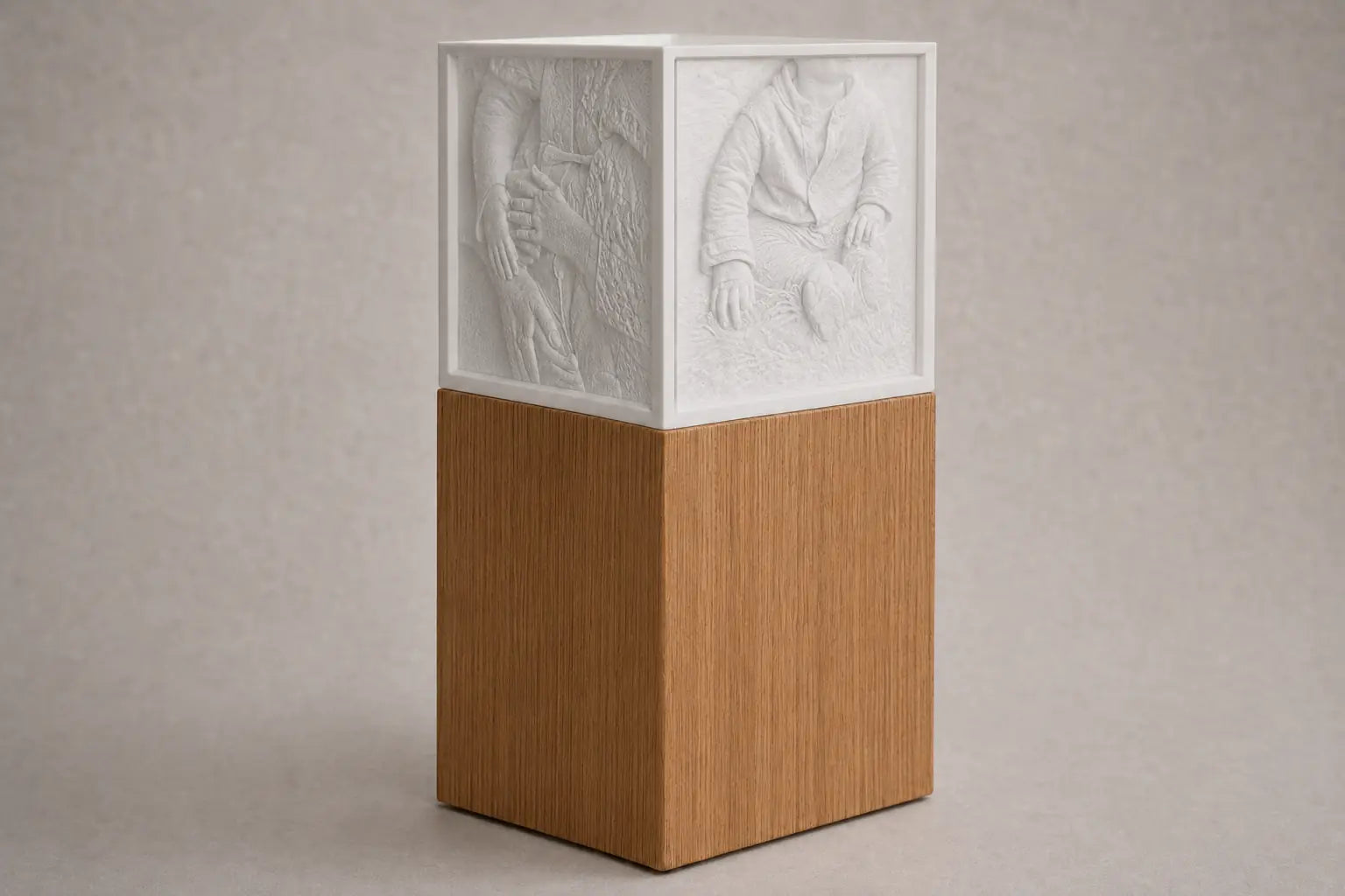 Ausgeschaltete ArtLight Fotolampe mit sichtbaren 3D-Fotoreliefs auf einem Sockel aus Massivholz