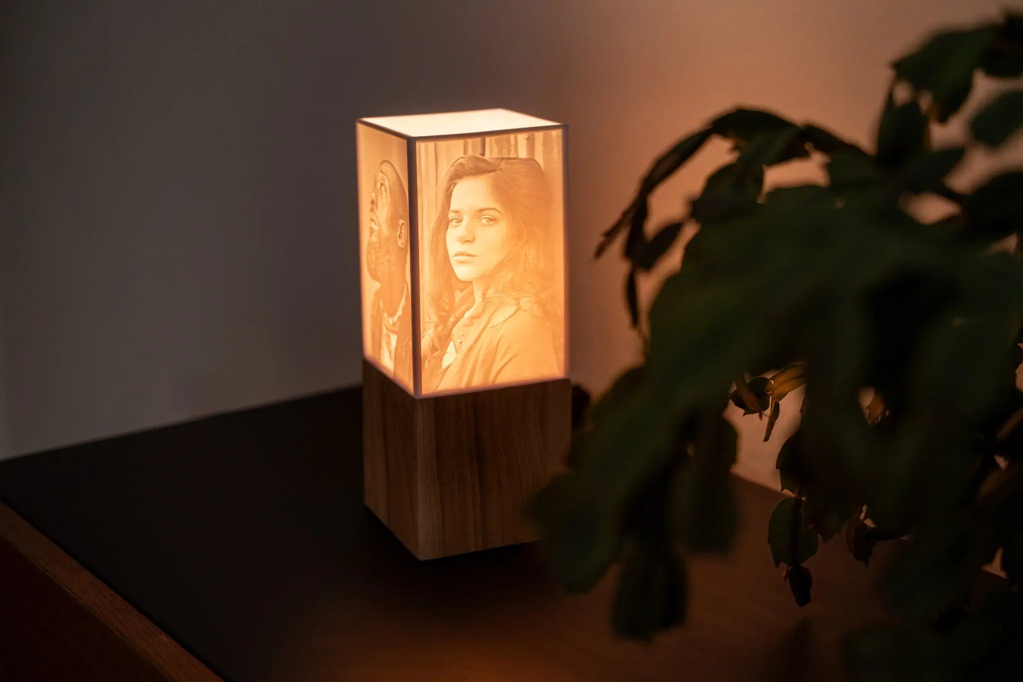 Warm leuchtende ArtLight Fotolampe mit persönlichen Fotomotiven in einem wohnlichen Ambiente