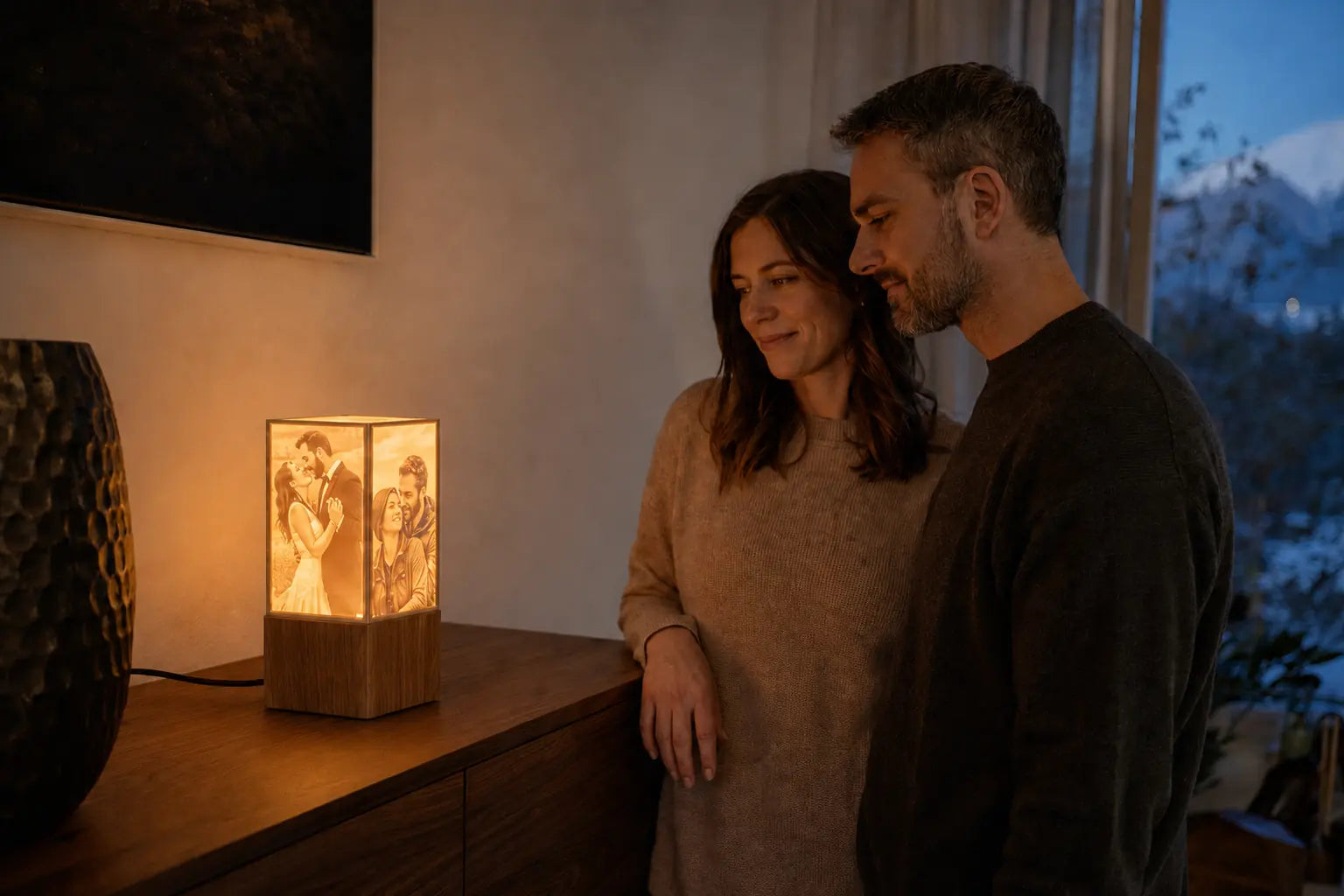 Ein Paar betrachtet eine leuchtende ArtLight Fotolampe mit gemeinsamen Fotos