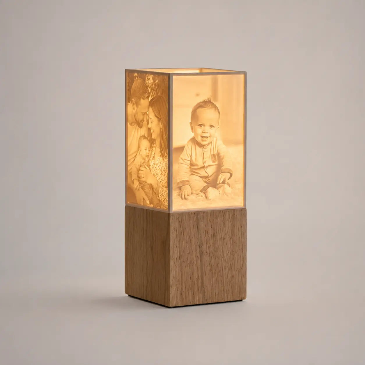 Personalisierte ArtLight Fotolampe mit eigenen Fotomotiven auf Massivholzfuß